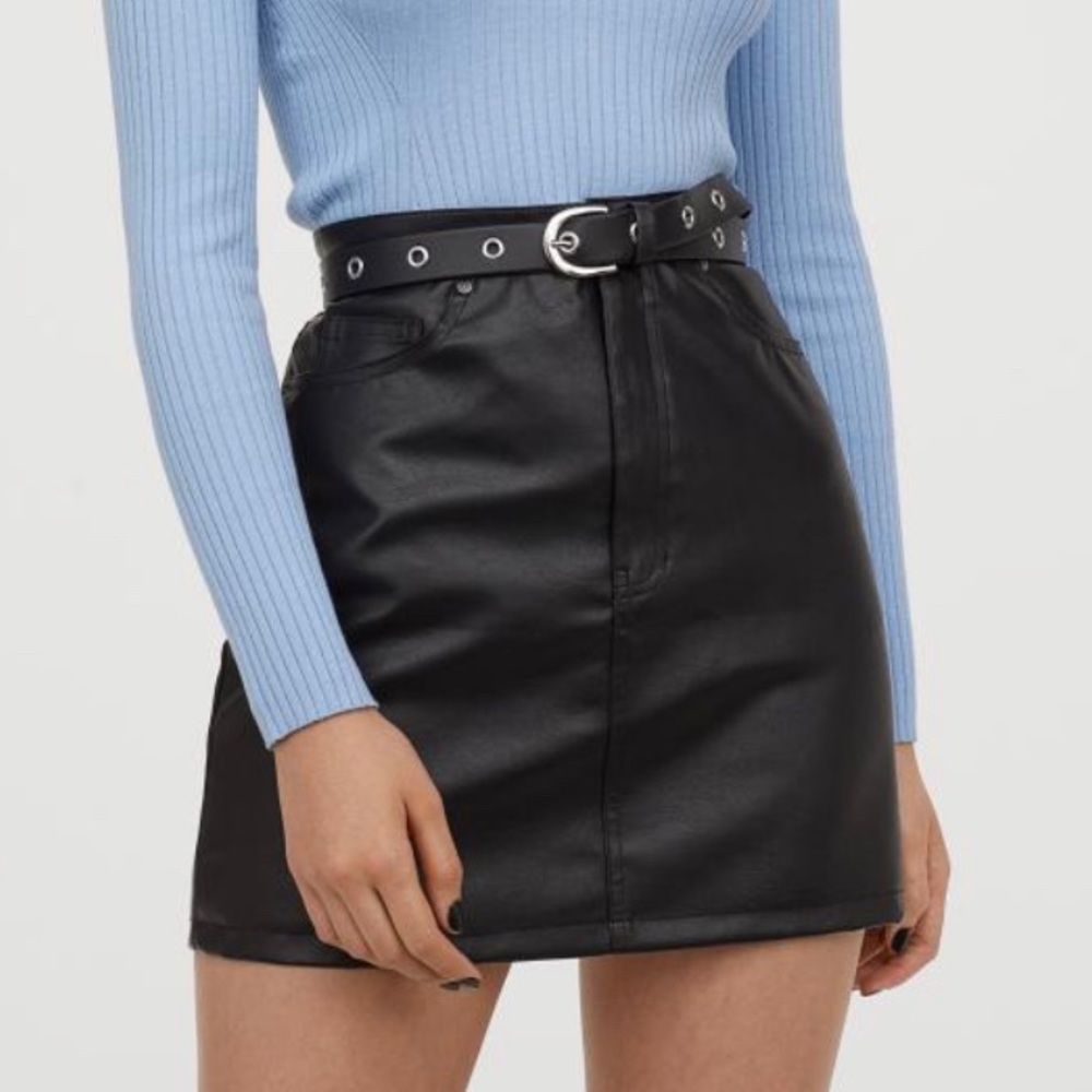 H&M Short black faux leather skirt